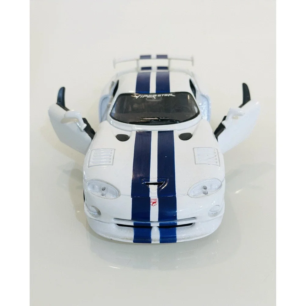 Maisto 1/24 Scale Die Cast Model Dodge Viper GT2 - White & Blue